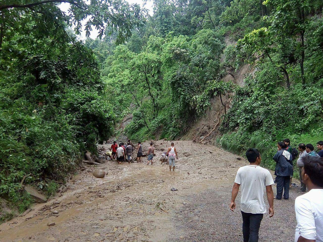 नवलपरासीकोदाउन्नेमा खसेको पहिरोका कारण अवरुद्ध भएको बुटवल-नारायणगढ सडक। तस्बिर: सेतोपाटी.